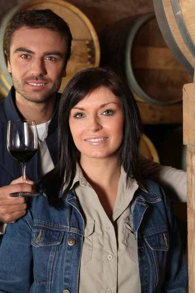 Casal jovem degustando vinho em suas caves Dubroca _ Joffrey _ 140410; Bounie _ Au — Fotografia de Stock