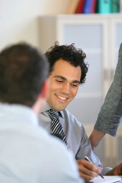 Geschäftsleute im Büro — Stockfoto