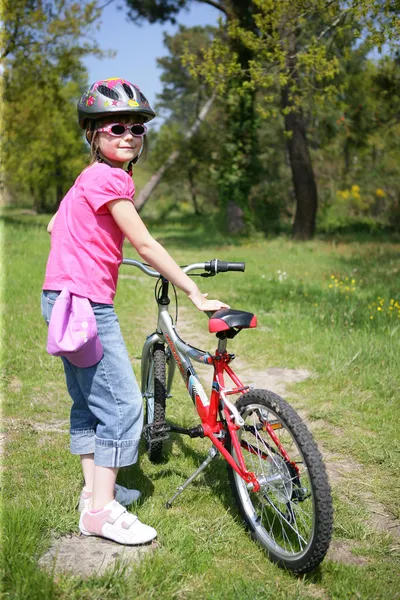 Liten flicka på en cykeltur — Stockfoto