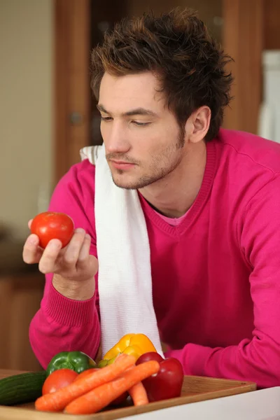 Hombre joven preparando verduras — Foto de Stock