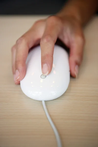 コンピュータのマウスを手に — ストック写真