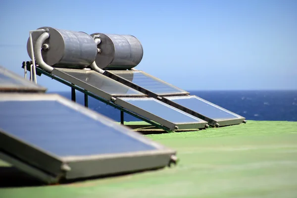 Paneles solares junto a la costa — Foto de Stock
