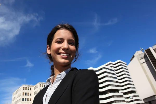 Femme d'affaires souriante dans la ville — Photo