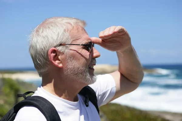 Mann blickt über den Horizont — Stockfoto