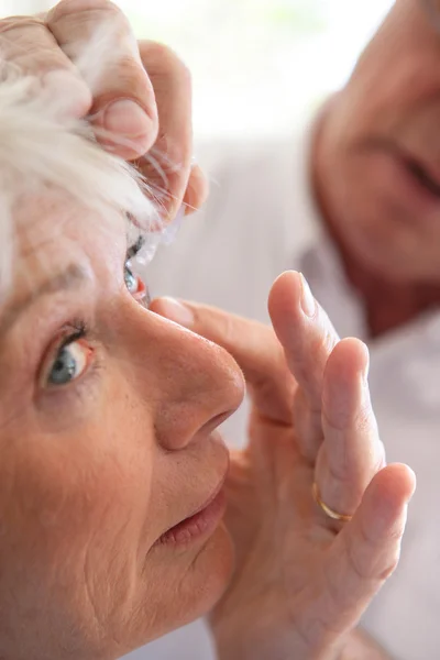 Vrouw ontvangende dalingen van het oog — Stockfoto