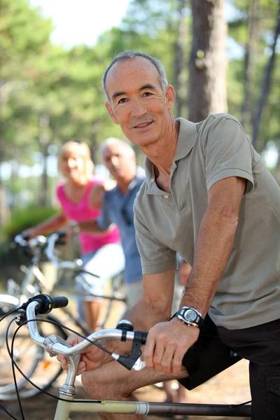 Retrato de um homem em uma bicicleta — Fotografia de Stock