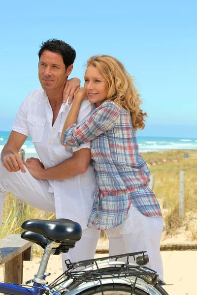 Couple avec vélos au bord de la mer — Photo