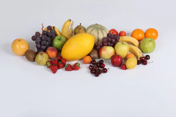 Estúdio ilustrando uma variedade de frutas — Fotografia de Stock