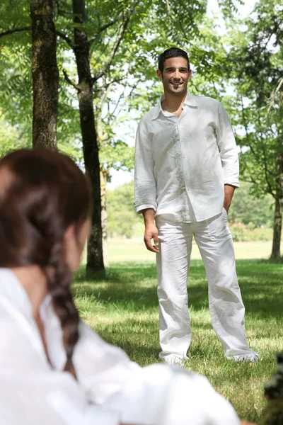 Jovem casal em Forrest vestido com roupas brancas — Fotografia de Stock