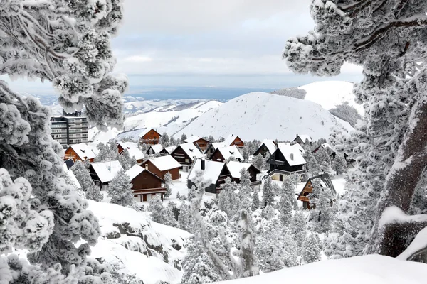 Chalés cobertos de neve — Fotografia de Stock