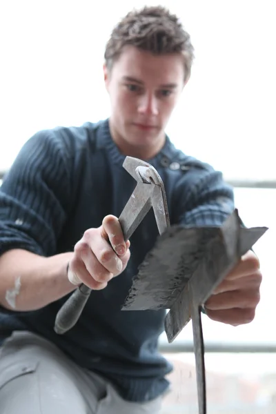 Man using a specialist roofing hammer — 图库照片