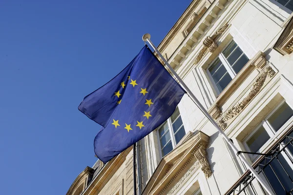 Bir binanın dışında Avrupa bayrağı — Stok fotoğraf