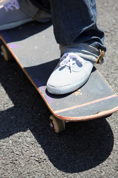 Close-up van jong geitje op skateboard — Stockfoto