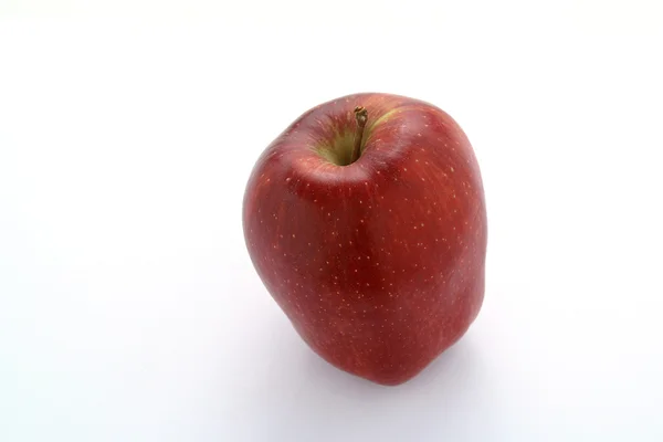 Manzana roja sobre un fondo blanco — Foto de Stock