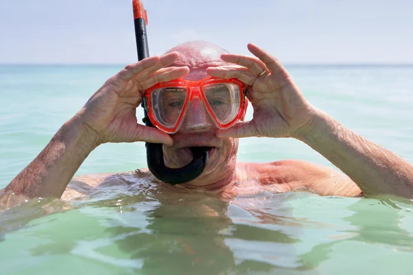 Hombre mayor haciendo snorkel — Foto de Stock