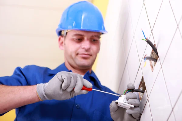 Eletricista usando chave de fenda — Fotografia de Stock