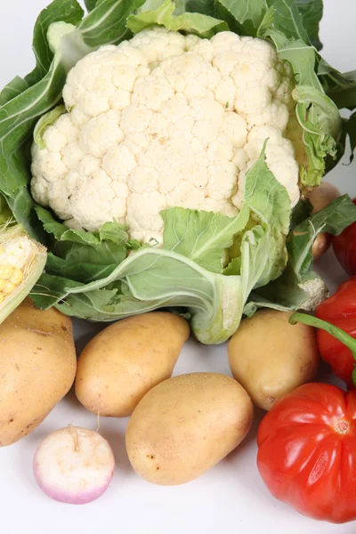 Close-up of a cauliflower and some vegetables — Stock Image Close-up of a cauliflower and some vegetables Stock Image