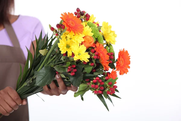 Девушка-флористка берет букет цветов — стоковое фото
