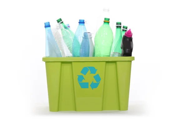 Bottiglie di plastica in un cestino di riciclaggio — Foto Stock