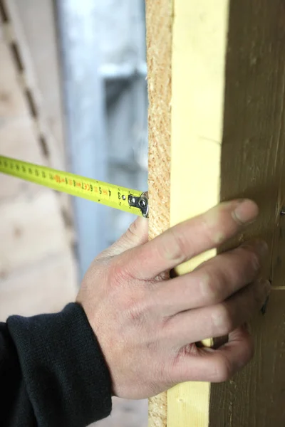 Hombre midiendo madera —  Fotos de Stock