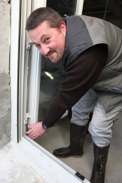 Contratista instalando una nueva ventana — Foto de Stock