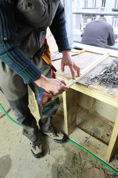 Tavola di legno per marcatura manuale degli operai — Foto Stock