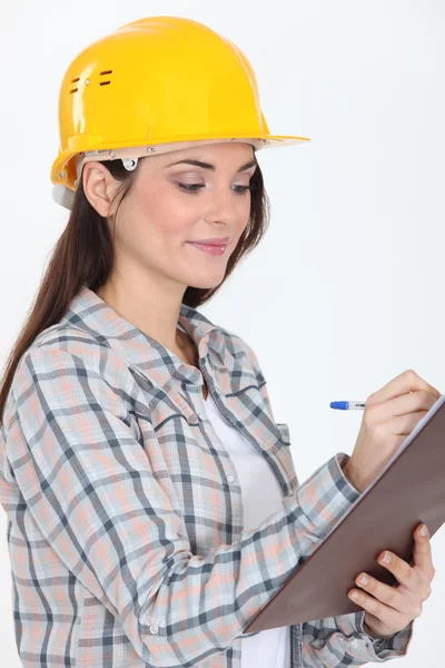 Hantverkerska hålla ett anteckningsblock och skriva — Stockfoto