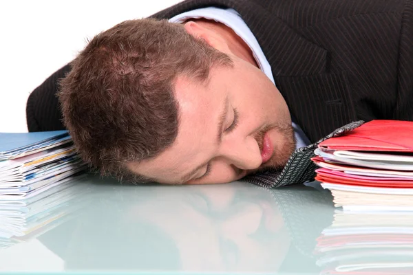 Homem exausto no trabalho — Fotografia de Stock