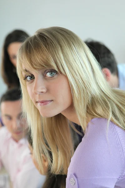 Mujer rubia trabajando con colegas — Foto de Stock