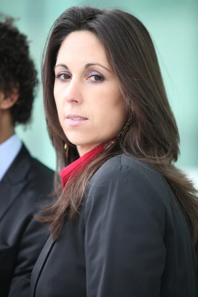 Brunette businesswoman stood by colleague — Stock Photo, Image