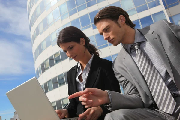 Two co-workers outside building — Stock Photo, Image