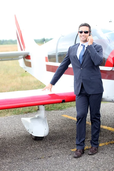 Homme d'affaires avec un avion léger — Photo