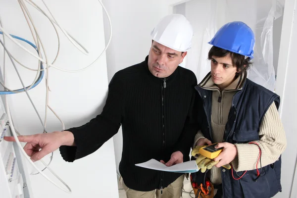 Elektricien en zijn leerling — Stockfoto