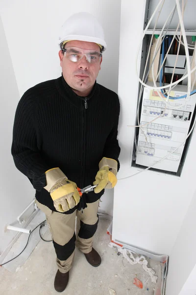 Electrician wiring a fusebox — Stock Photo, Image