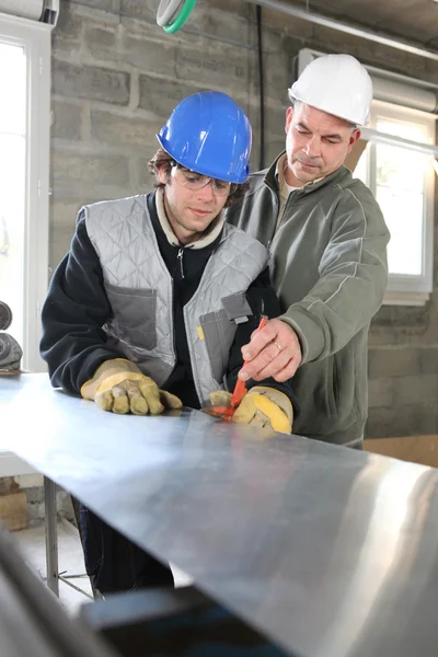 Artisans et apprentis travaillant ensemble — Photo