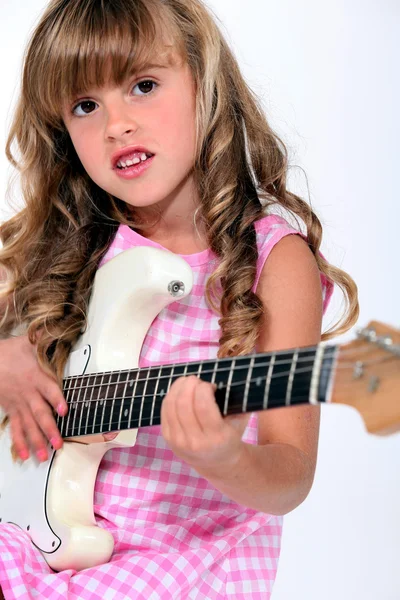 Liten flicka spela gitarr — Stockfoto