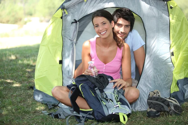 Jovem casal sentou-se por barraca — Fotografia de Stock