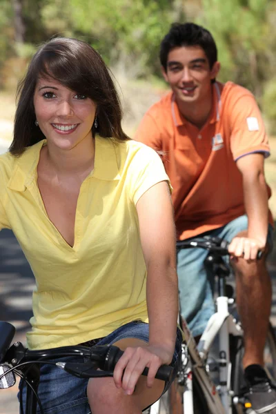 Jovem casal em um passeio de bicicleta — Fotografia de Stock