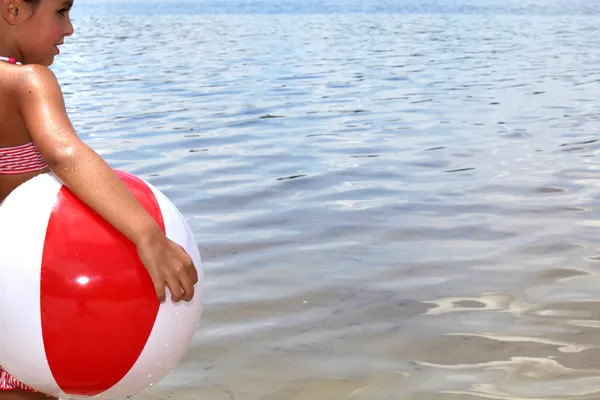 Klein meisje op het strand — Stockfoto