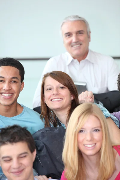 Lehrer und Schüler versammelten sich — Stockfoto