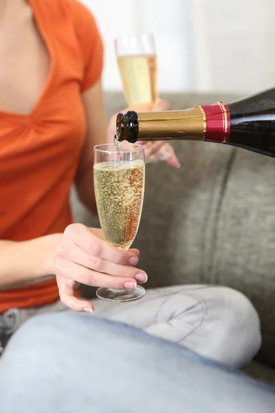 Junge Frau hält Flöte mit Champagner — Stockfoto