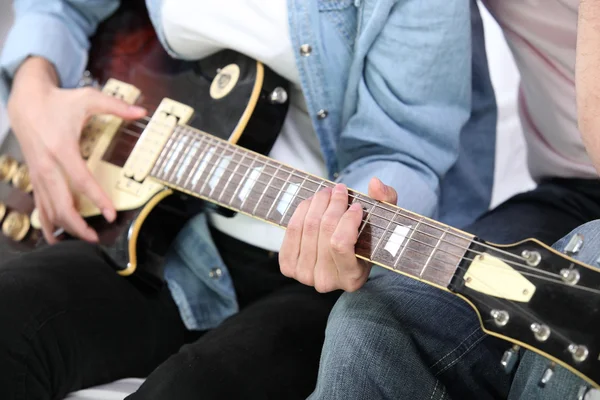 Amigos tocando guitarra — Foto de Stock