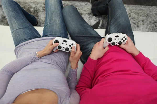 Chica y niño jugando videojuegos, vista superior —  Fotos de Stock
