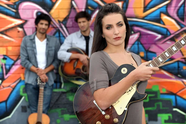 Jovem com guitarras — Fotografia de Stock