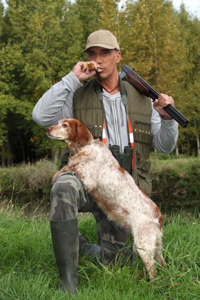 Hunter e seu cão — Fotografia de Stock