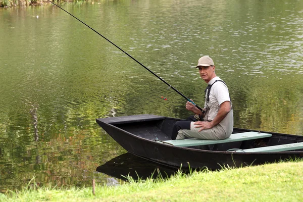 Hombre pescando —  Fotos de Stock