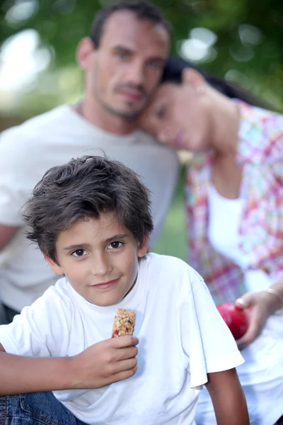 Picnic familiar al aire libre — Foto de Stock