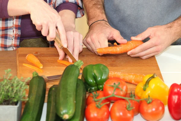 Paar hakken groenten — Stockfoto