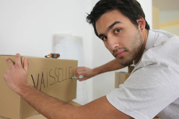 Hombre cajas de embalaje para el gran movimiento —  Fotos de Stock