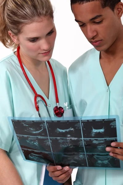 Два врача изучают рентгеновское изображение — стоковое фото